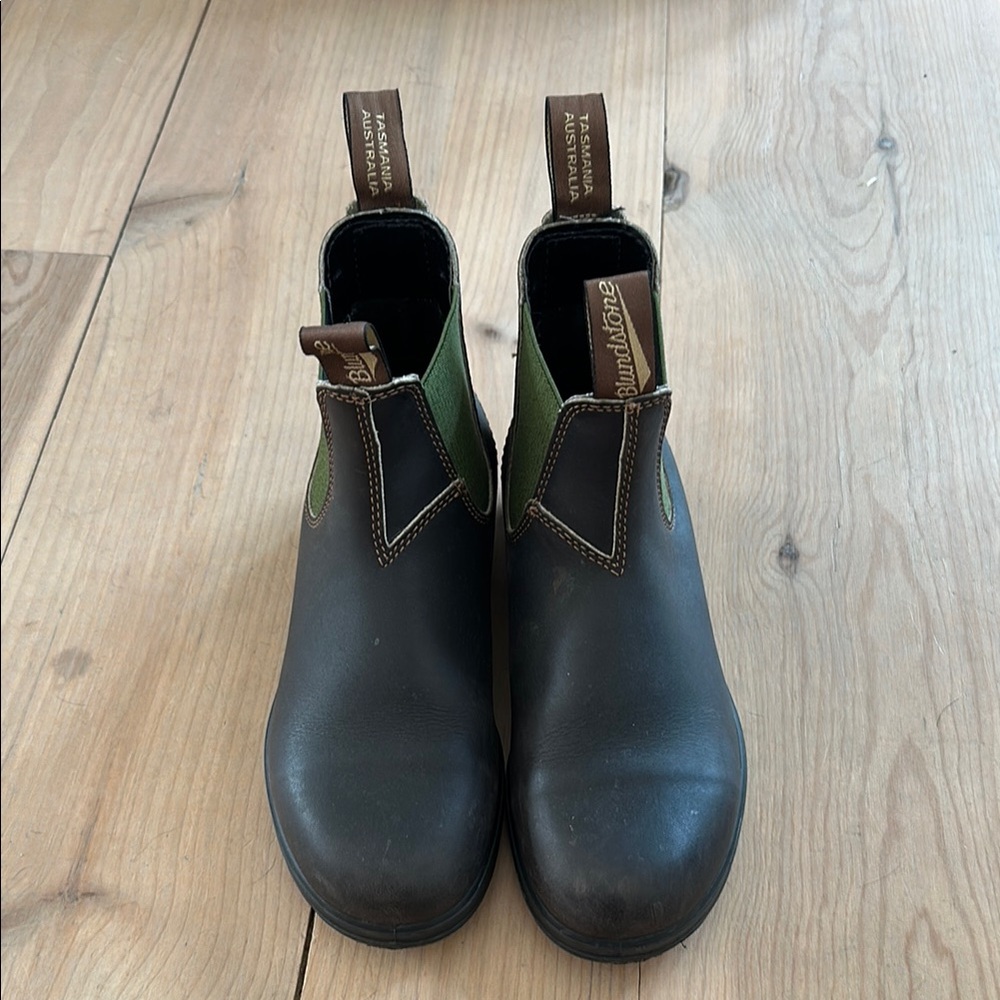 Blundstone women’s Chelsea brown leather green accent boots women’s 8-8.5 spring